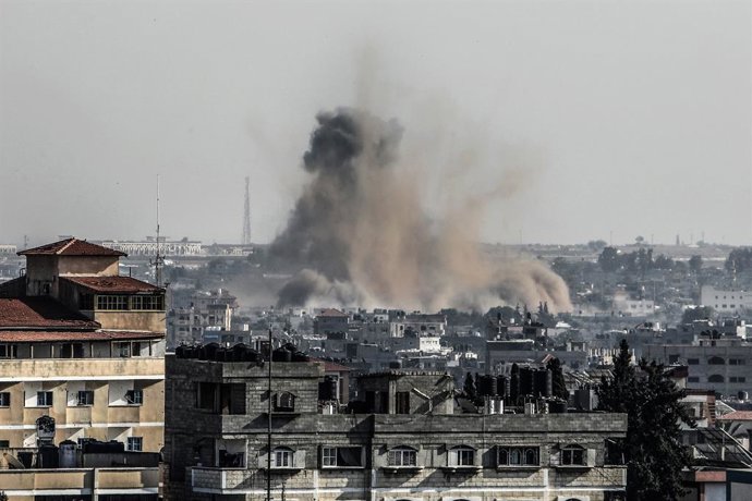 Archivo - Arquivo - Uma nuvem de fumaça após o bombardeio israelense em Rafah, no sul da Faixa de Gaza (arquivo)