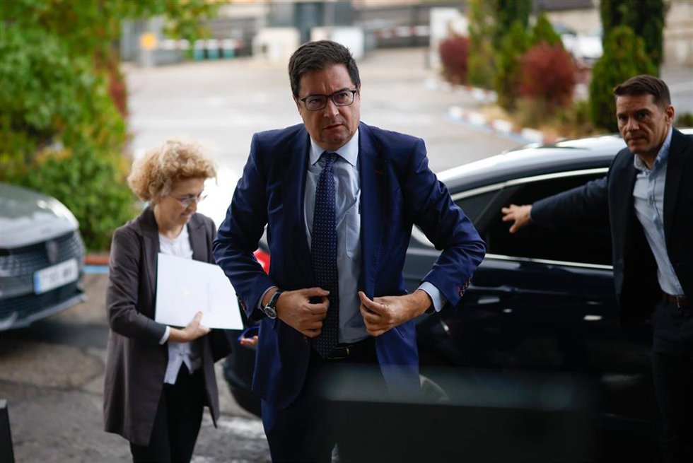 El ministro para la Transformación Digital y de la Función Pública, Óscar López (3d), a su llegada a la inauguración del Foro Alianza por el Desarrollo de Talento Digital de AMETIC y DCH, a 22 de octubre de 2025, en Madrid (España). Se trata de la octav