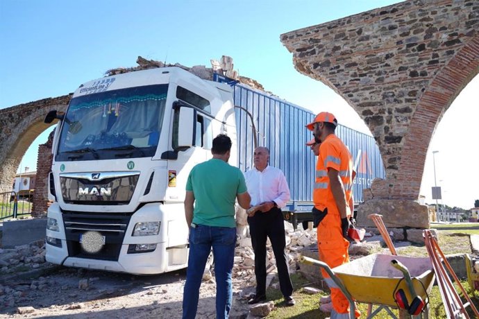 El alcalde de Algeciras, José Ignacio Landaluce, supervisa las actuaciones que están siendo realizadas en la zona del accidente, donde un camión ha dañado uno de los arcos de un acueducto del siglo XVIII