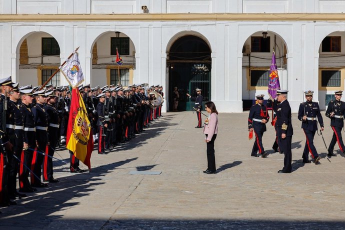 Margarita Robles en el acto de condecoración a militares del Tercio de Armada de San Fernando que paticiparon en la Dana