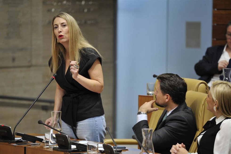 La presidenta de la Junta de Extremadura, María Guardiola, en el pleno de la Asamblea