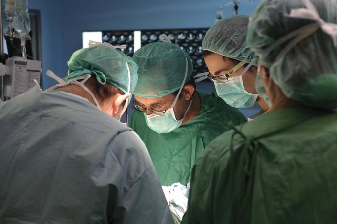 Archivo - Imagen de archivo de médicos.