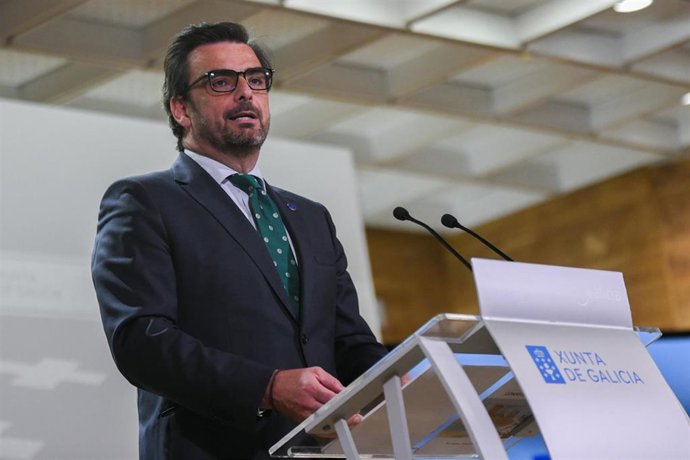 Archivo - El conselleiro de Presidencia, Xustiza e Deportes, Diego Calvo, en rueda de prensa. 