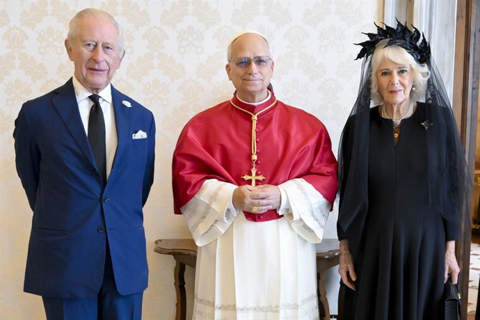 23 October 2025, Vatican, Vatican City: UK King Charles III (L) and Queen Camilla (R) meet with Pope Leo XIV in the Vatican City. Photo: Simone Risoluti/Vatican Media via PA Media/dpa