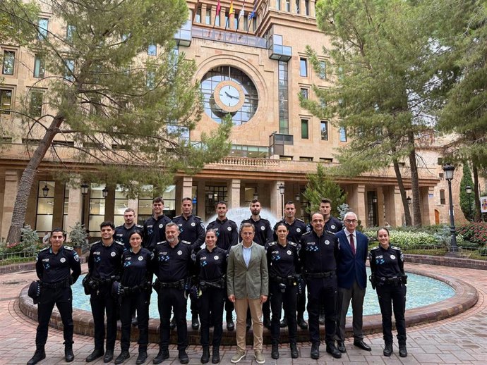 El alcalde de Albacete, Manuel Serrano, junto a nuevos policías locales.