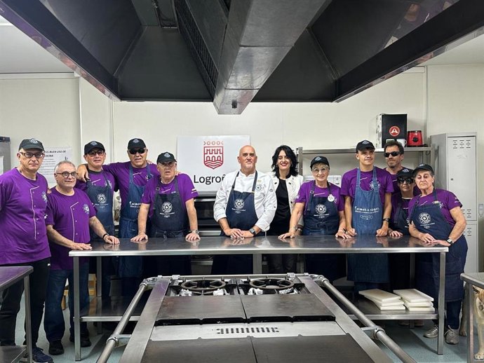 El Ayuntamiento ofrece la cocina del Centro de Servicios Sociales del Casco Antiguo para que 'Cocinar a ciegas' para que siga su plan de formación