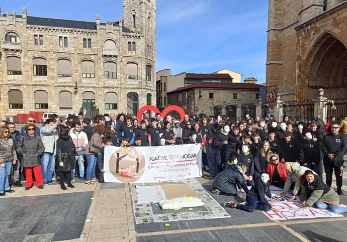 Acto que Cáritas de León ha desarrollado en la Plaza de Regla en el marco de la campaña 'Sin hogar, pero con sueños'.