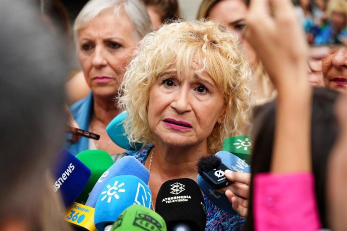 La presidente de la asociación de Mujeres con Cáncer de Mama de Sevilla (Amama), Ángela Claverol, atiende a los medios a las puertas de la Audiencia Provincial de Sevilla. Imagen de archivo.