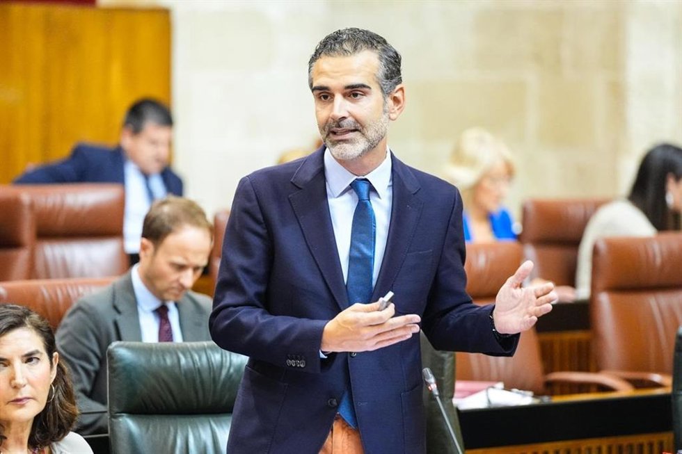 El consejero de Agricultura, Pesca, Agua y Desarrollo Rural, Ramón Fernández-Pacheco, en el Parlamento de Andalucía