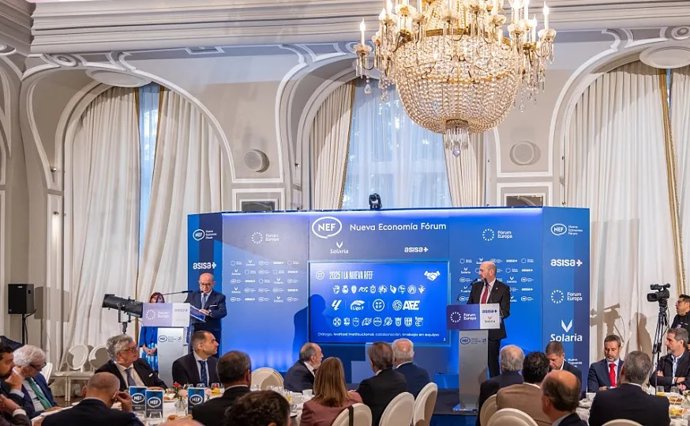 Archivo - El presidente de la RFEF, Rafael Louzán, durante su participación en el Nueva Economía Fórum