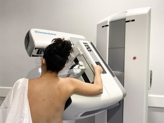 Archivo - Arquivo - Uma paciente é submetida a uma mamografia no novo mamógrafo instalado no Hospital Infanta Margarita em Cabra (Córdoba).