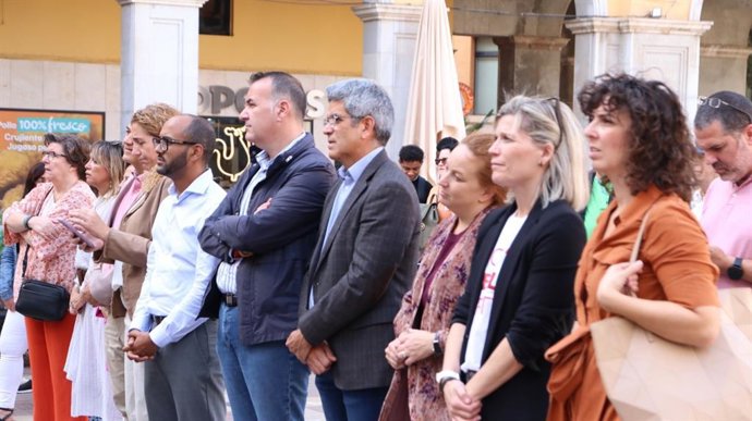 Miembros del PSIB participan en un acto para visibilizar la situación de las personas que viven en la calle celebrado este jueves en la plaza Mayor de Palma.