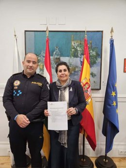 La concejala de Seguridad, Movilidad y Tráfico, Reyes Zapata, junto al inspector jeje de la Policía Local, Rubén González, ha dado a conocer la nueva Ordenanza reguladora de Vehículos de Movilidad Personal