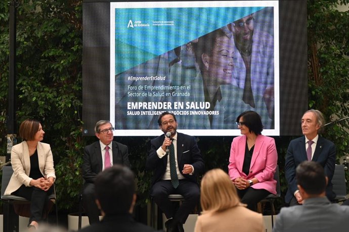 Desde la izquierda, la edil de Igualdad de Granada, Encarnación González, el director de la Fundación PTS, Luis González, y los delegados de la Junta en la provincia Antonio Granados, María José Martín e Indalecio Sánchez-Montesinos