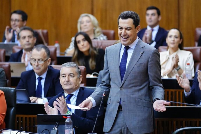 El presidente de la Junta de Andalucía, Juanma Moreno, este jueves durante la sesión de control en el Pleno del Parlamento. 