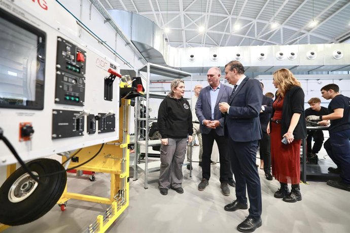 El alcalde de La Rinconada, Javier Fernández, visita el centro público integral de FP Javier Imbroda.