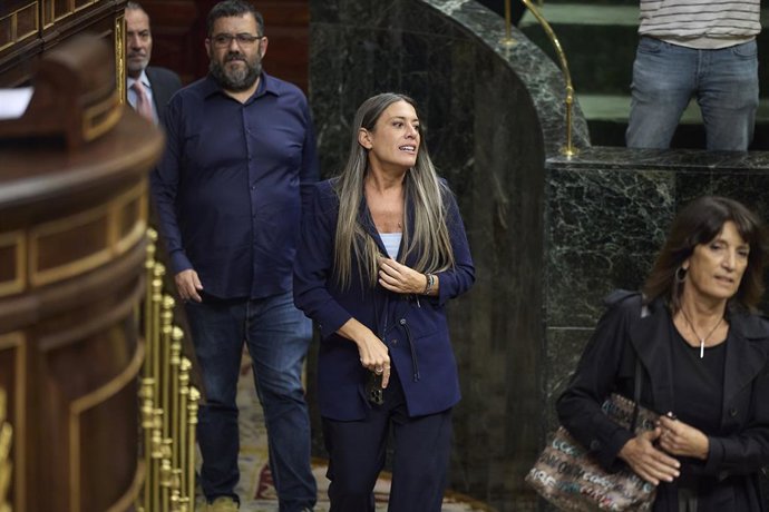 A porta-voz da Junts no Congresso, Miriam Nogueras, durante uma sessão plenária, no Congresso dos Deputados, em 7 de outubro de 2025, em Madri (Espanha). A sessão plenária do Congresso vota hoje sobre o embargo de armas a Israel, depois de ter sido debati
