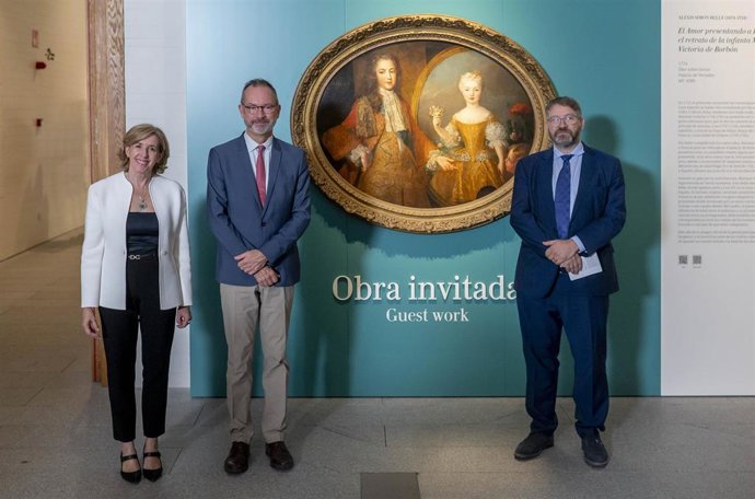 La directoa de Patrimonio Nacional, Ana de la Cueva, el director nacional Palacio de Versalles, Laurent Salomé, y el director de la galerías reales, Víctor Cageao, durante la presentación de la obra 'L'Amour présentant à Louis XV le portrait de L'infante 