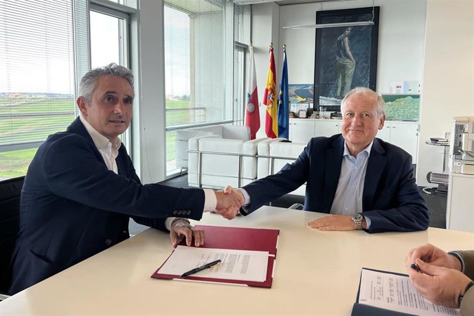El Consejero De Industria, Empleo, Innovación Y Comercio, Eduardo Arasti, Firma Un Convenio De Colaboración Con El Presidente De La Cámara De Comercio De Cantabria, Tomás Dasgoas.