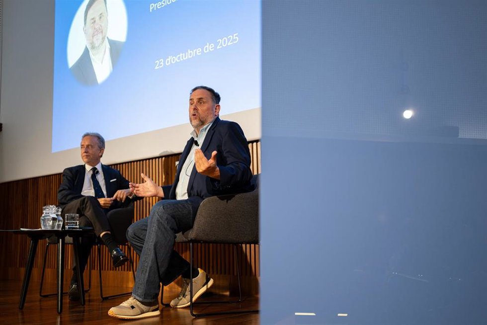 El presidente de ERC, Oriol Junqueras (d), conversa con el decano del Collegi d'Economistes de Catalunya, Carles Puig de Travy (i), durante el ciclo 'Converses del deg', en el Collegi d'Economistes de Catalunya, a 23 de octubre de 2025, en Barcelona,