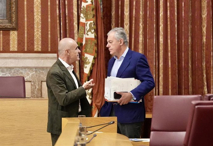 Archivo - El alcalde de Sevilla, José Luis Sanz (d) y el portavoz del grupo socialista, Antonio Muñoz (i) en un Pleno del Ayuntamiento. Imagen de archivo