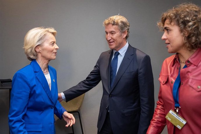 O líder do PP, Alberto Núñez Feijóo, cumprimenta a Presidente da Comissão Europeia, Ursula von der Leyen, em Bruxelas, durante a reunião do EPP. Ele está acompanhado pela Secretária Geral do EPP, Dolors Montserrat.