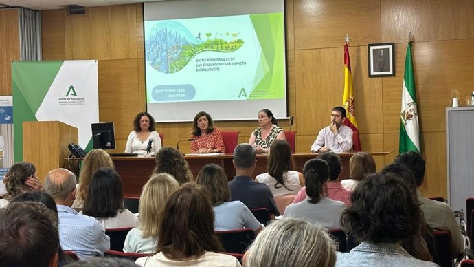 La delegada territorial de Salud y Consumo, María Jesús Botella (segunda por la izda.), en la inauguración de la jornada 'Urbanismo y salud'.