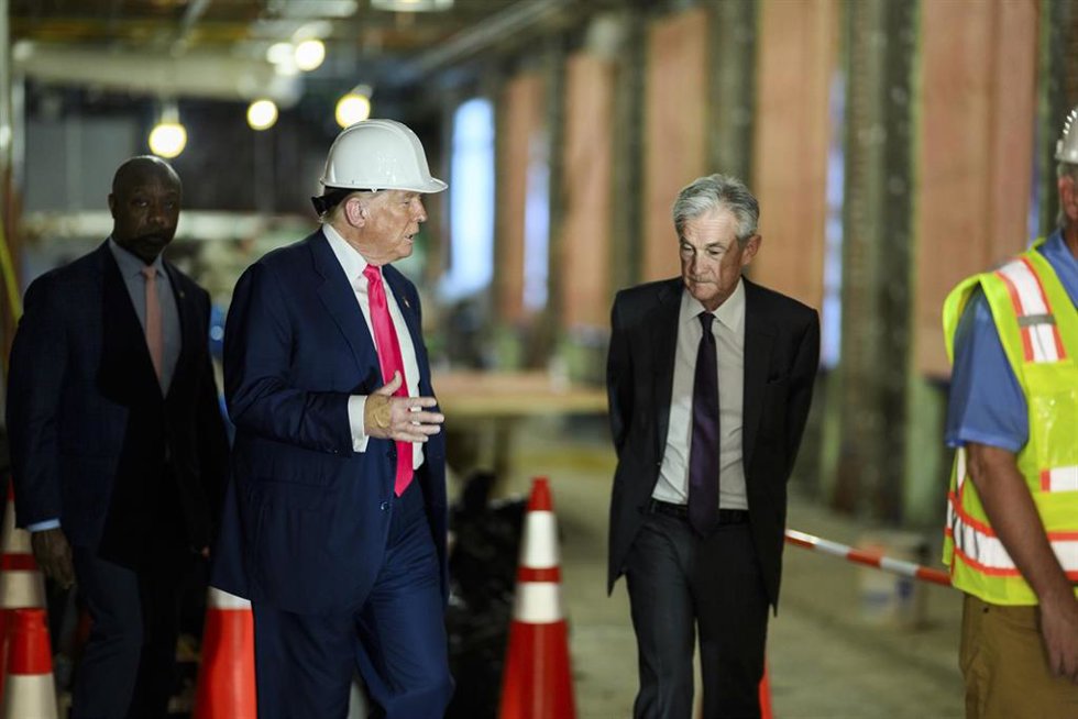 Archivo - 24 July 2025, US, Washington: U.S. President Donald Trump, left, is given a tour of the Federal Reserve Building renovation project by Federal Reserve Chairman Jerome Powell, right, at the Marriner S. Eccles Federal Reserve Board Building, Jul