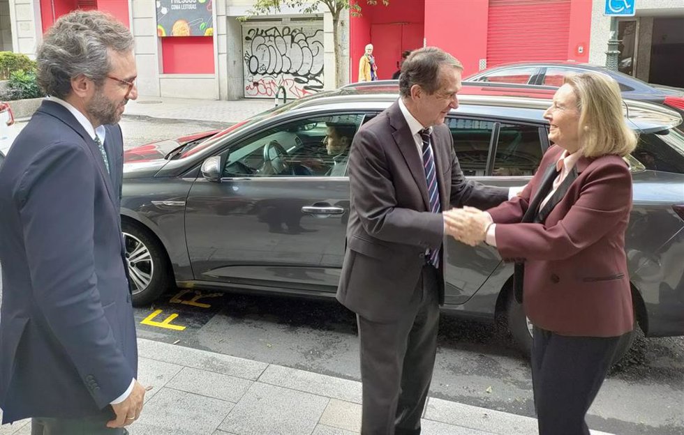 El alcalde de Vigo, Abel Caballero, saluda a la secretaria de Estado de Defensa, Amparo Valcarce, en presencia del consejero delegado de Prensa Ibérica, Aitor Moll.