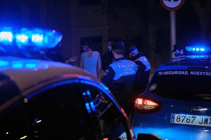 Agentes de la Policía Local de Santa Cruz de Tenerife intervienen tras una agresión de un hombre a su pareja en su vivienda