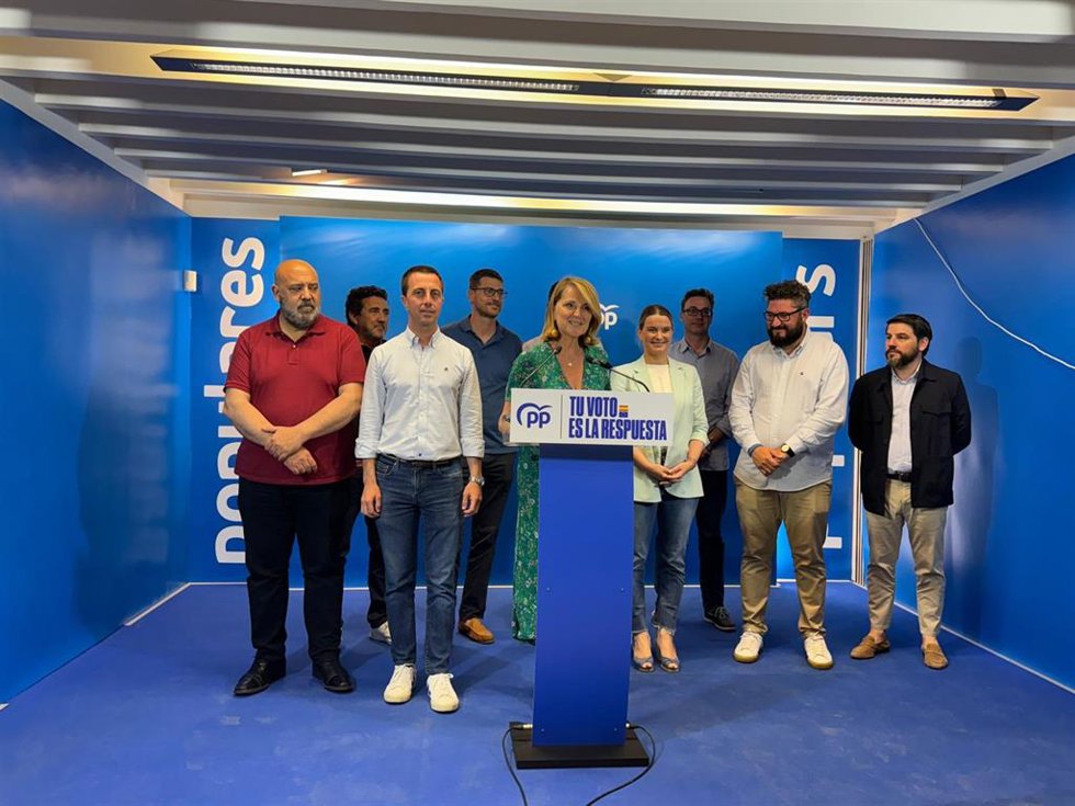 Archivo - La eurodiputada del PP Rosa Estars, en declaraciones a los medios.