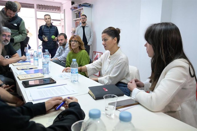 Archivo - La ministra de Juventud e Infancia, Sira Rego (2D), junto a la Responsable de Institucional de Esquerda Unida de Galicia, Chus Rodríguez (D), se reúne con la plantafora POIG