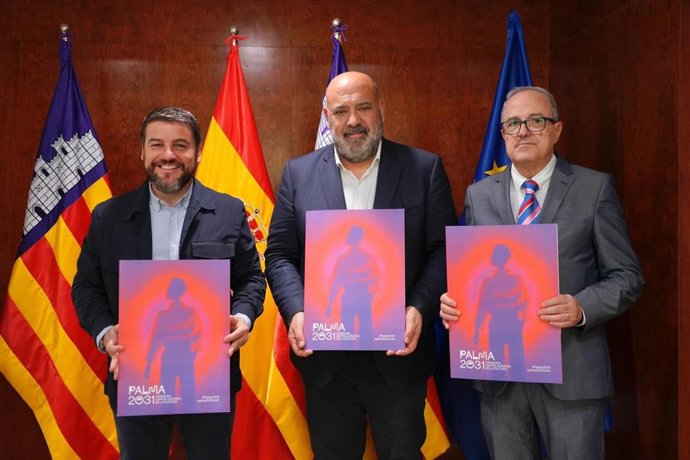 El primer teniente de alcalde y regidor de Turismo, Cultura, Deportes y Coordinación Municipal, Javier Bonet; el director general de IB3, Josep Codony, y el alcalde de Palma, Jaime Martínez, en la firma del acuerdo