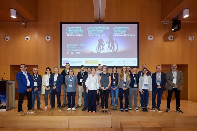 La consejera Esnola, junto a la directora general de Turismo, Ana Rivas, y agentes participantes en el Congreso.