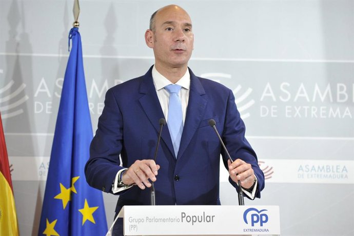 El portavoz del Grupo Parlamentario Popular en la Asamblea de Extremadura, José Ángel Sánchez Juliá, en rueda de prensa