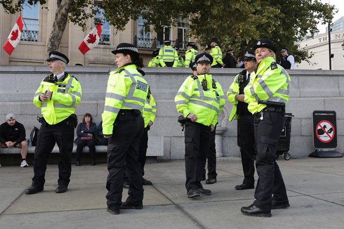 4 de outubro de 2025, Londres, Reino Unido: Policiais à frente de um protesto em massa na Trafalgar Square, em Londres. O protesto foi organizado pelo grupo Defend Our Juries como parte de sua campanha para acabar com a proscrição da Palestine Action. O p