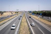 La DGT denuncia en una semana a cuatro de cada diez conductores por usar el móvil al volante