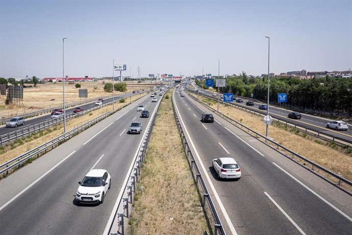 Archivo - Vehículos en la A5 a su paso por Alcorcón, a 14 de agosto de 2025, en Alcorcón, Madrid (España). La DGT prevé 1.170.000 desplazamientos de largo recorrido en Madrid y 7,04 millones en toda España durante el puente del 15 de agosto, por lo que ac