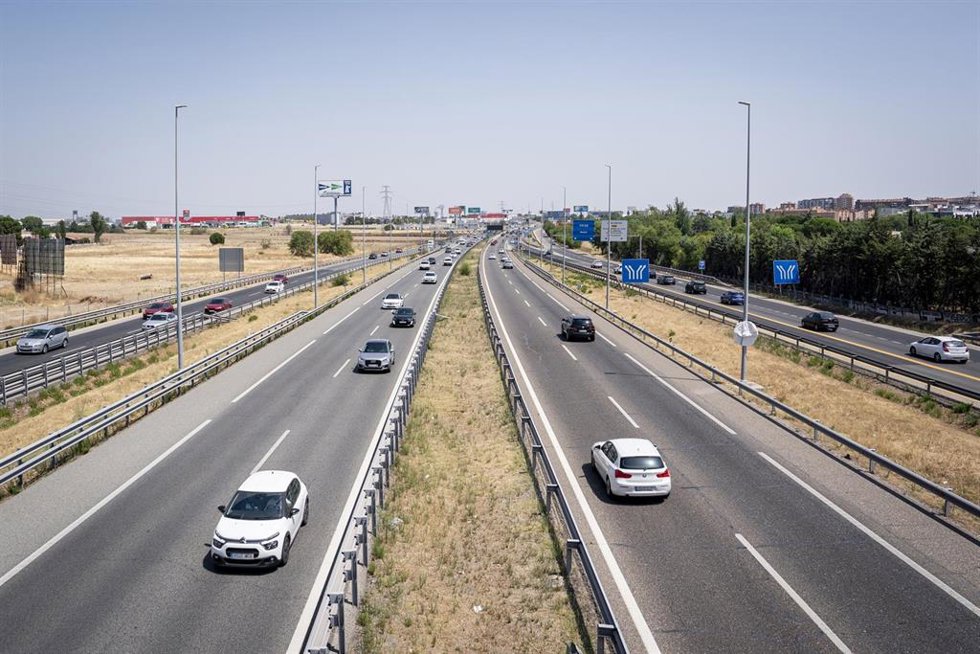 Archivo - Vehículos en la A5 a su paso por Alcorcón, a 14 de agosto de 2025, en Alcorcón, Madrid (España). La DGT prevé 1.170.000 desplazamientos de largo recorrido en Madrid y 7,04 millones en toda España durante el puente del 15 de agosto, por lo que
