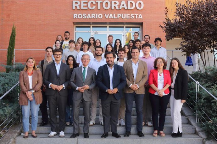 Foto de familia del SevIMUN 2026.