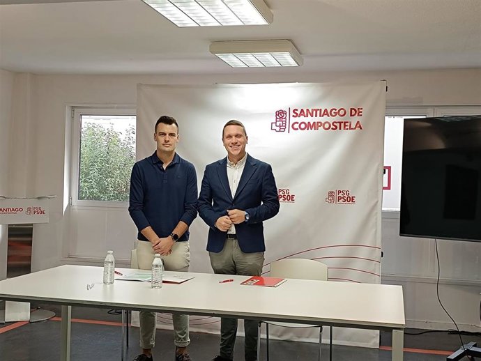 El diputado y secretario xeral del PSdeG-Santiago, Aitor Bouza, y el secretario de sanidad y politica social de la ejecutiva local, Brais Botana, en rueda de prensa