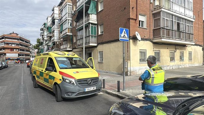 Ambulancia del SUMMA 112 en las inmediaciones de una casa en Villaverde tras encontrar el cuerpo sin vida de una mujer en su domicilio.