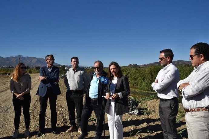 La delegada de la Junta en Málaga, Patricia Navarro, junto al alcalde de Alhaurín de la Torre, Joaquín Villanova y el delegado territorial de Agricultura, Pesca, Agua y Desarrollo Rural de la Junta en Málaga, Fernando Fernández Tapia-Ruano