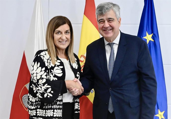 La presidenta de Cantabria, María José Sáenz de Buruaga, y el director general de la Fundación 'la Caixa', Josep Maria Coronas, firman un acuerdo marco.