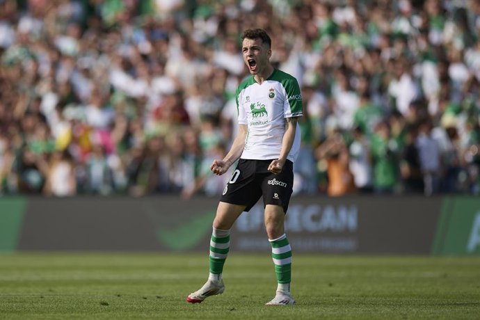 Archivo - Inigo Vicente of Real Racing Club de Santander celebrates after scoring the team's first goal during the LaLiga Hypermotion match between Racing Santander and CD Mirandes at Campos de Sport de El Sardinero on June 8, 2025, in Santander, Spain.