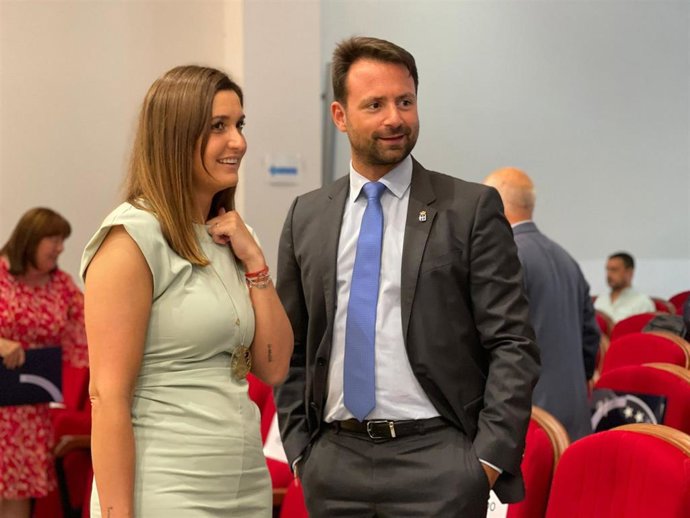 Archivo - La alcaldesa de Ibias, Gemma Álvarez, y el presidente del PP, Álvaro Queipo.