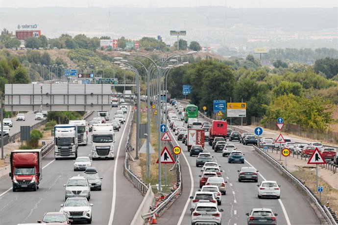 Archivo - Varios vehículos en la A3, a 1 de agosto de 2025, en Madrid (España). 