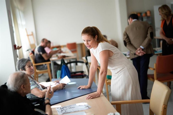 Archivo - La consejera de Familia, Juventud y Asuntos Sociales, Ana Dávila, durante su vista a una residencia de mayores