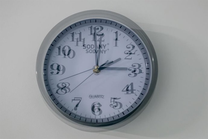 Un reloj, a 20 de octubre de 2025, en Madrid (España). El presidente del Gobierno, Pedro Sánchez, ha propuesto este lunes en el Consejo Europeo acabar desde 2026 con el cambio de hora estacional, esgrimiendo que "ya no tiene sentido", que apenas ayuda a a