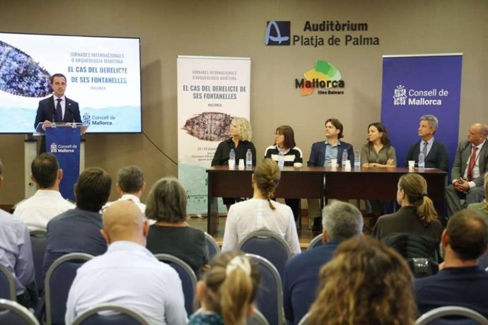 El presidente del Consell de Mallorca, Llorenç Galmés, durante las Jornadas Internacionales de Arqueología Marina celebradas en Palma.